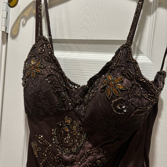 Beaded lace chocolate brown silk evening gown
Cache - Picture 2 of 6